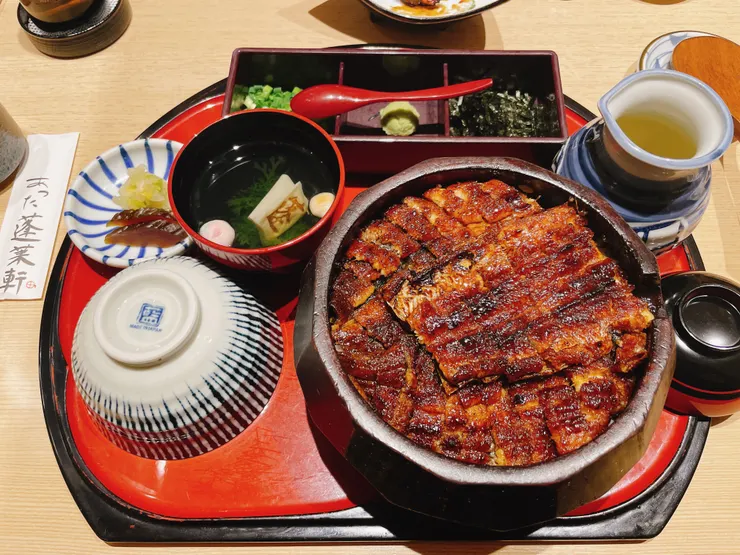 上桌就可以聞到鰻魚的焦香味，不過有被這個分量給嚇到