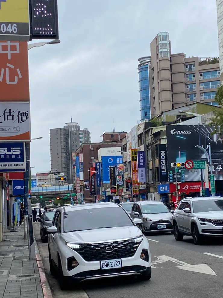 車道兩旁的資訊商家招牌仍不少