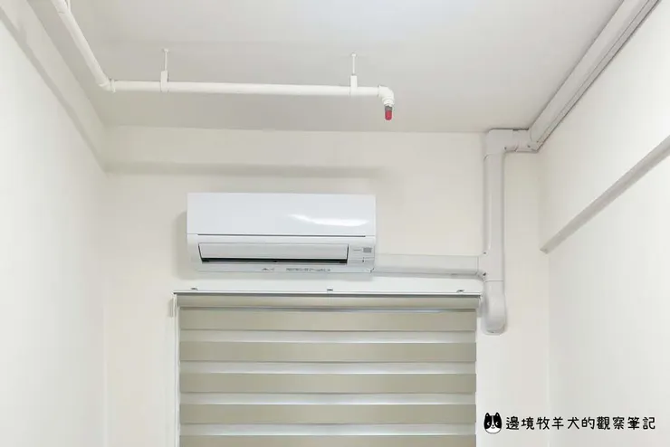 冷氣出風口避免直吹人，因此書房冷氣安裝時稍微靠左對齊