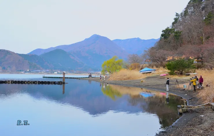 攝影人在湖濱面對富士山捕捉美麗的瞬間 ([陳傳義]拍攝)