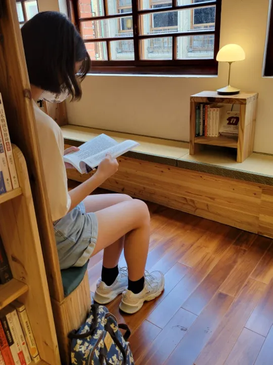 座位區也很有設計感,還可欣賞窗外風景。