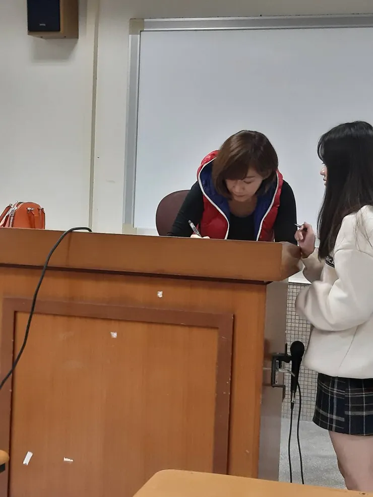 簽名中的郝譽翔老師