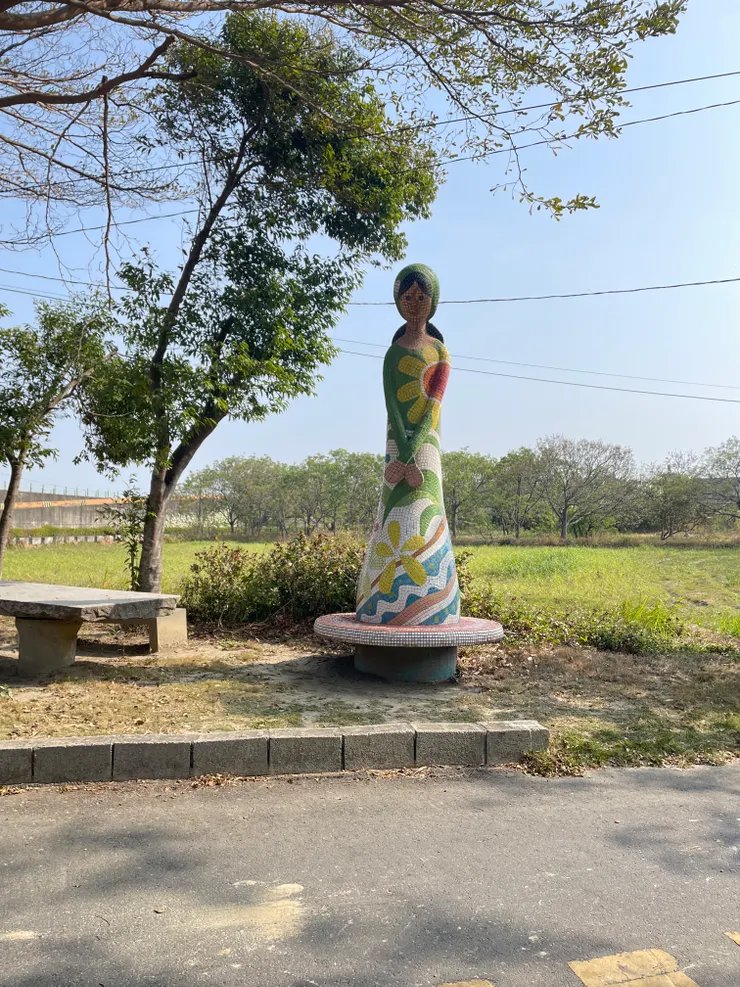 板陶窯的裝置藝術，也是難得能見到的「人」