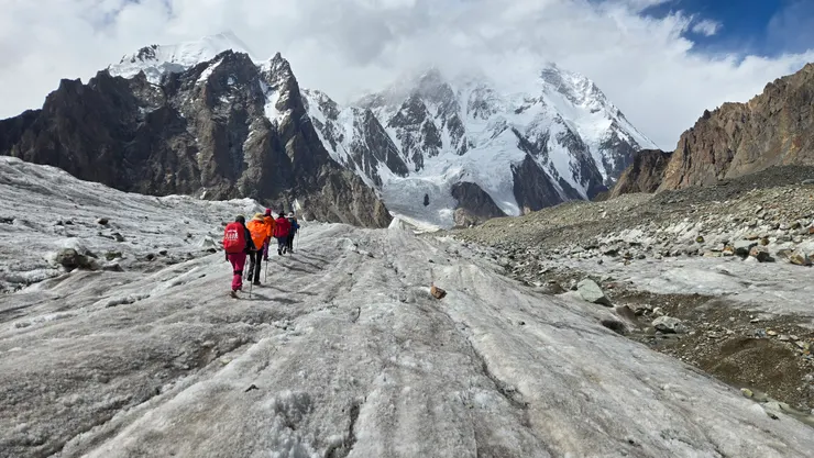 終於脫離石塊，但要慎防滑倒。