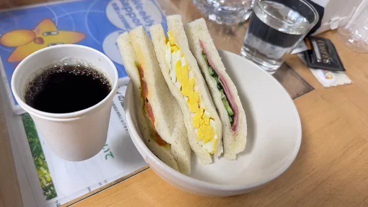 早餐簡單吃，這是我的三明治，藍董的是蛋沙拉三明治