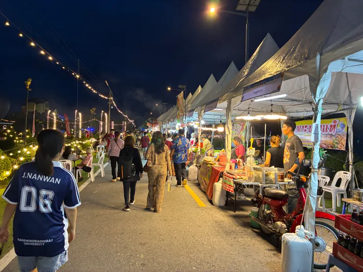 既然有人潮,夜市攤販自然不會缺席。筆者攝於2025/09