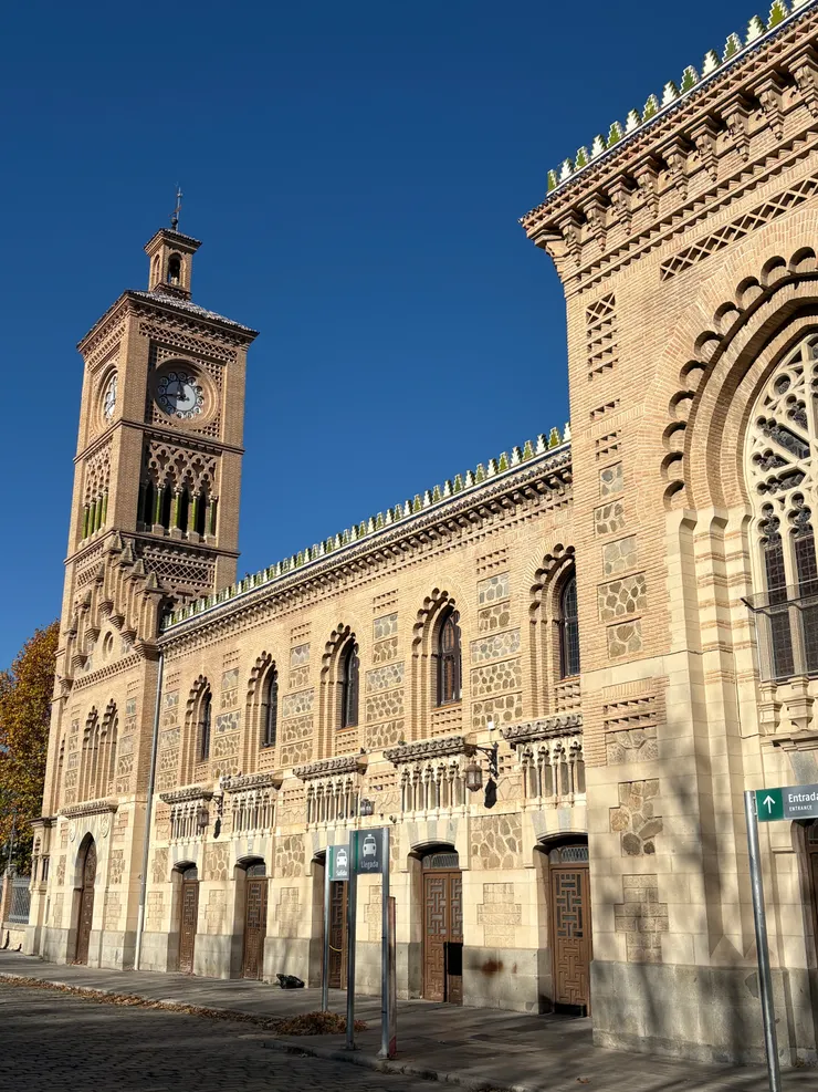 保留伊斯蘭風格建築的車站