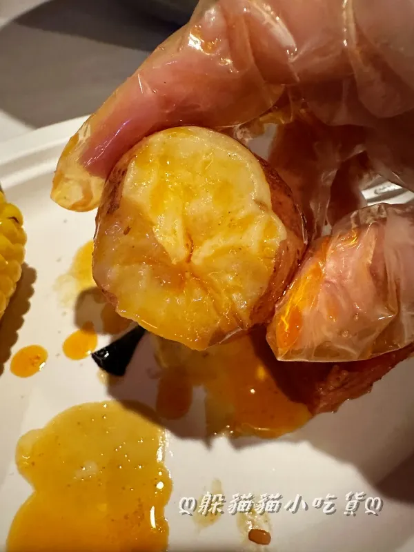 先煮軟的馬鈴薯口感糯軟滑Q，沾醬超級順口好吃，提供飽足感的主要配菜