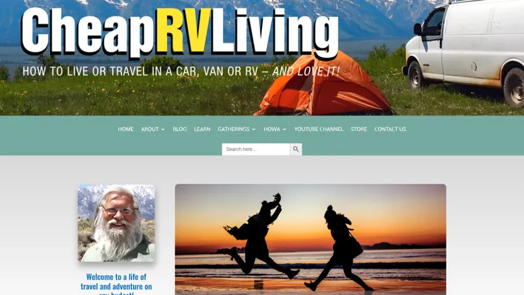 鮑勃·威爾斯創立了cheaprvliving.com，幫助車居者開始游牧生活。