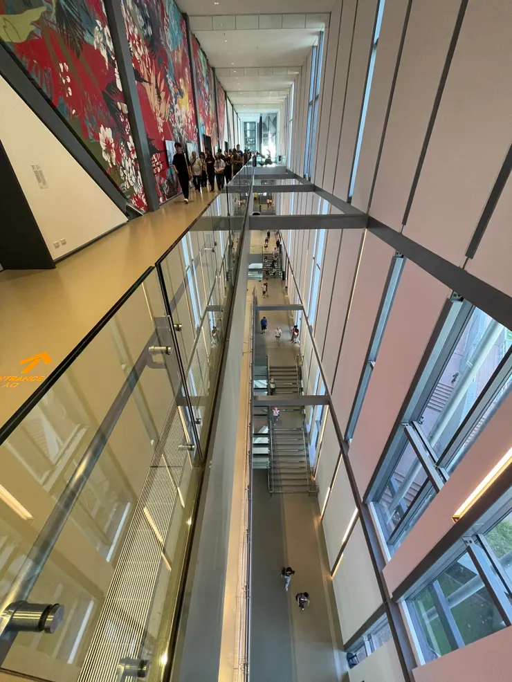 貫穿的樓梯，大面積的玻璃窗，讓空間顯得深邃通透。