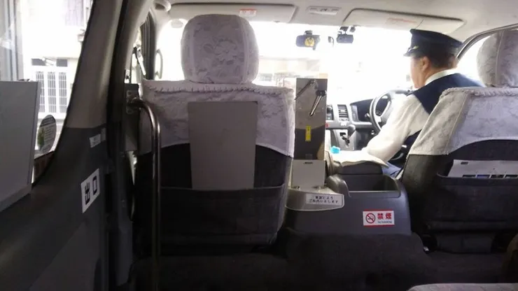 呼子到名護屋的巴士，對，根本是一輛普通的七人車。