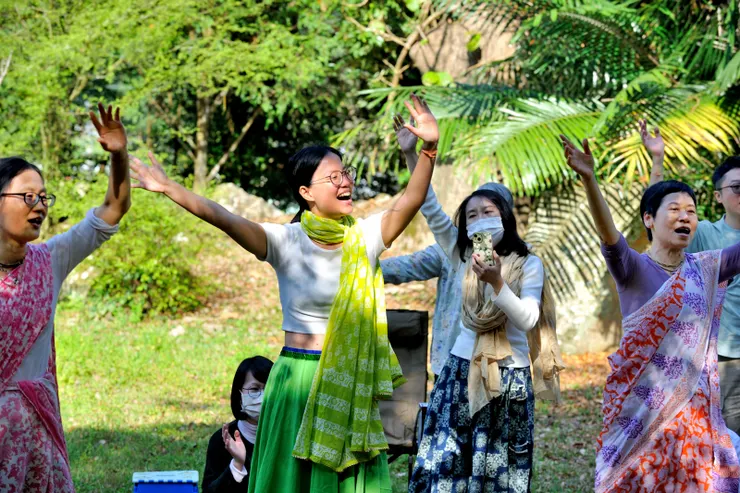【反覆唱誦聖名不理任何禮節儀式 感動沛然莫之能禦不覺翩翩起舞】