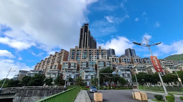 環遊橋仰望小坪頂建築群，像不像魔戒的「米那斯提力斯」，但目前半廢墟狀態。