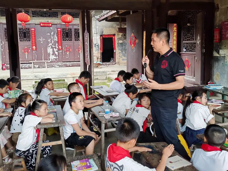 高明先生於四川山區義教情況