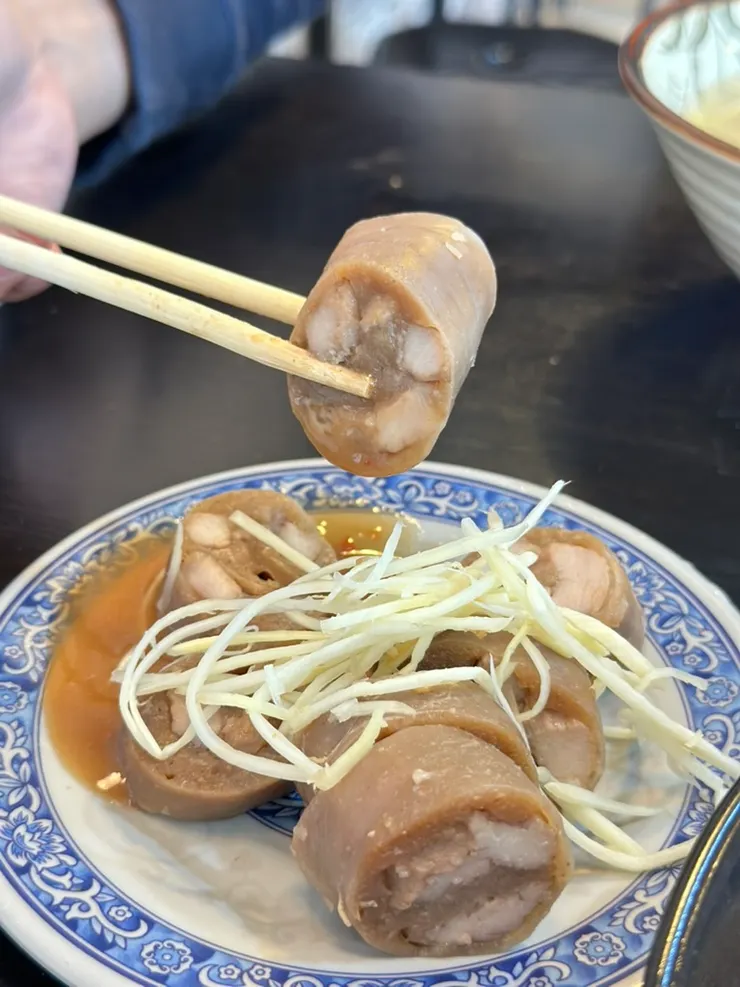 不同家餐廳賣的胭腸除了口感都略有不同外，沾醬也是店內獨家秘方＠泰平勝食