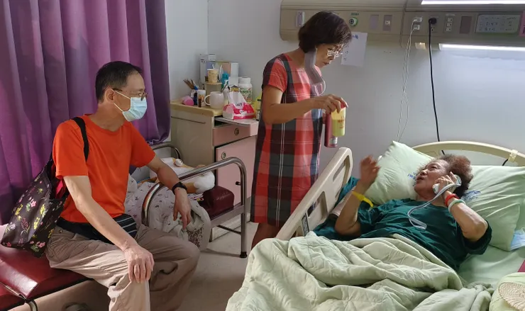 10/26一早在台中醫院與三弟交接