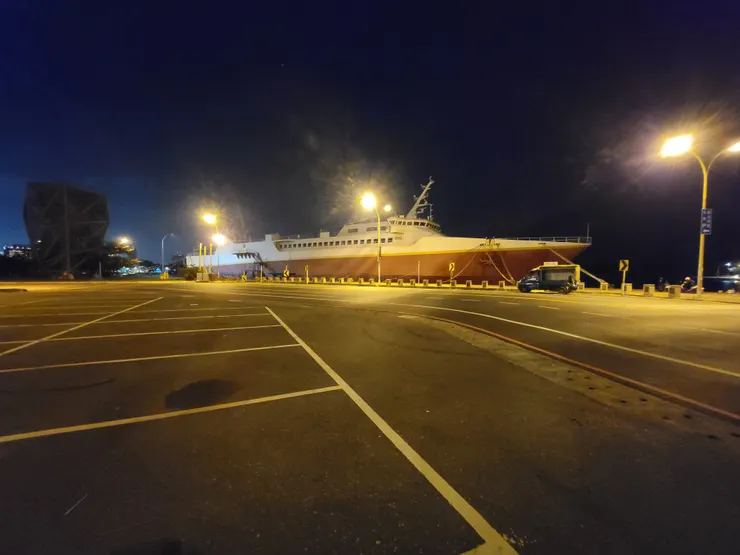 總是喜歡黑暗。