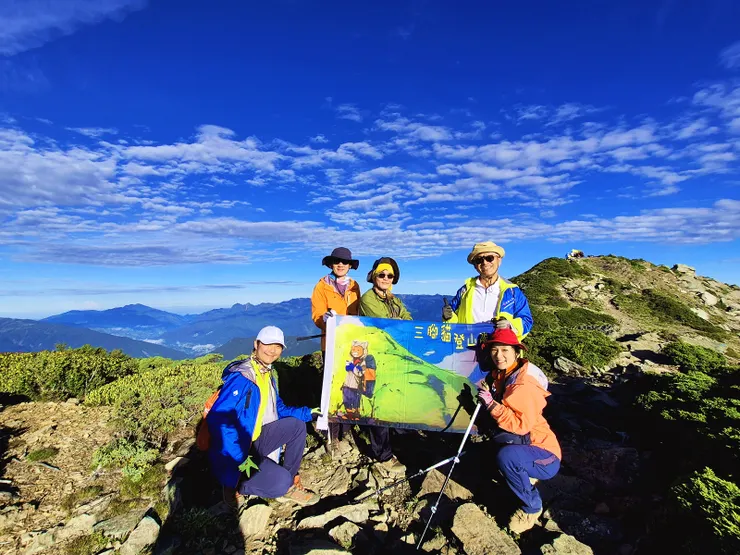 ▲終於胡了，三角點人太多，在下方鞍部拍個團拍，紀念這感人的一刻。