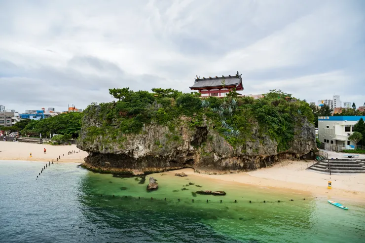 從橋上看波上宮，這是一條逆向的人行道，很窄車很多要小心