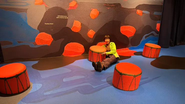 海女在海裡作業靠浮球短暫休息