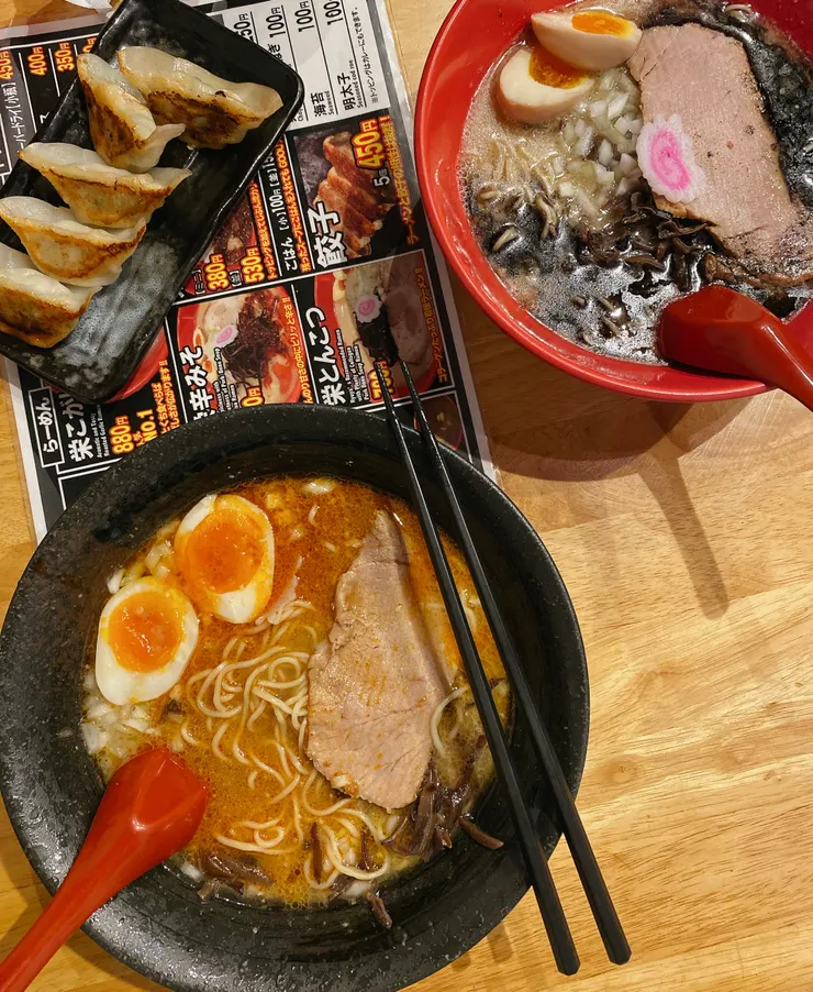 琉家拉麵 --我點的是辣味噌, 老公點的是焦蒜拉麵, 湯頭很香濃特別~推推!