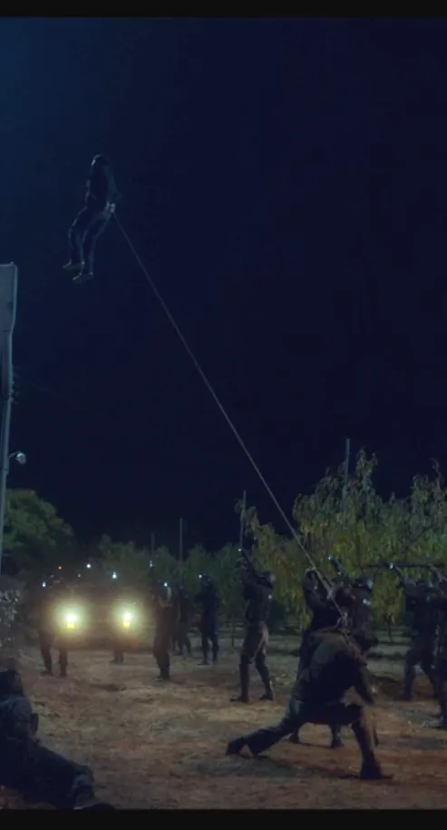 鎮川拉扯,牽制住金斗植。(Source: Disney +)