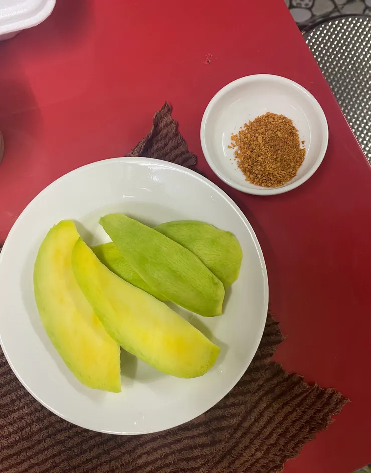 越南的芒果長得好神奇，而且他們加辣吃。