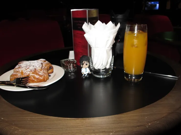 其實這個是MJ cosmobaby的《Smooth Criminal》造型，不知大家有沒有看出來。