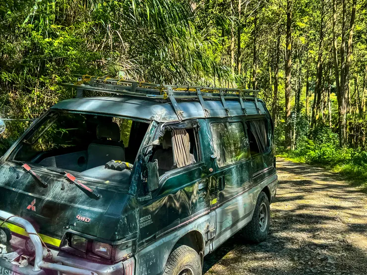 林道上翻覆的車子,(聽說要請拖吊車從市區到林道拖下山修理~“這攤開大矣“😳)