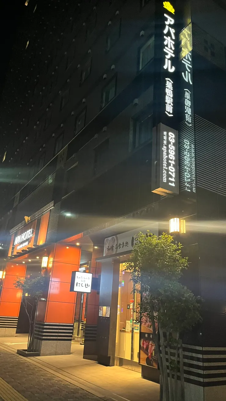 橘色的建築在夜色也相當亮眼。