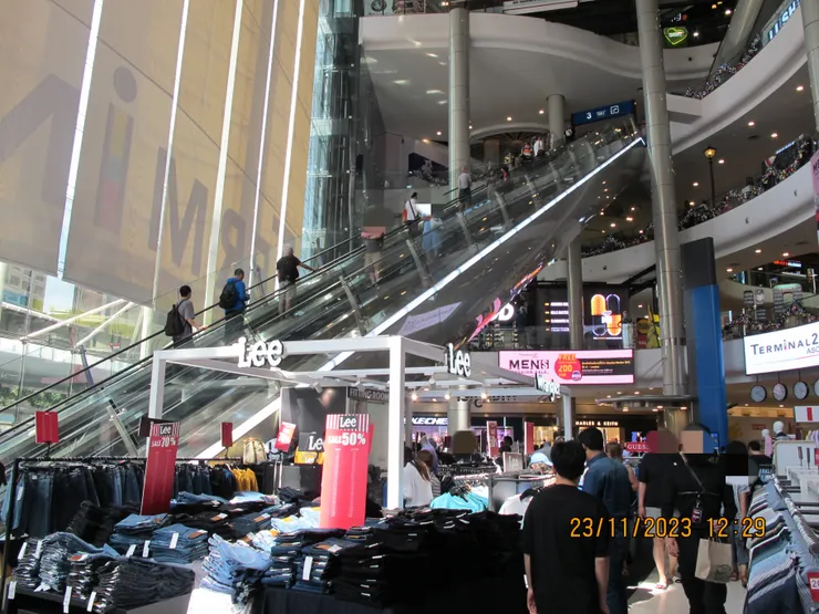 這就是商場內的「通天梯」了，看到也覺得害怕。