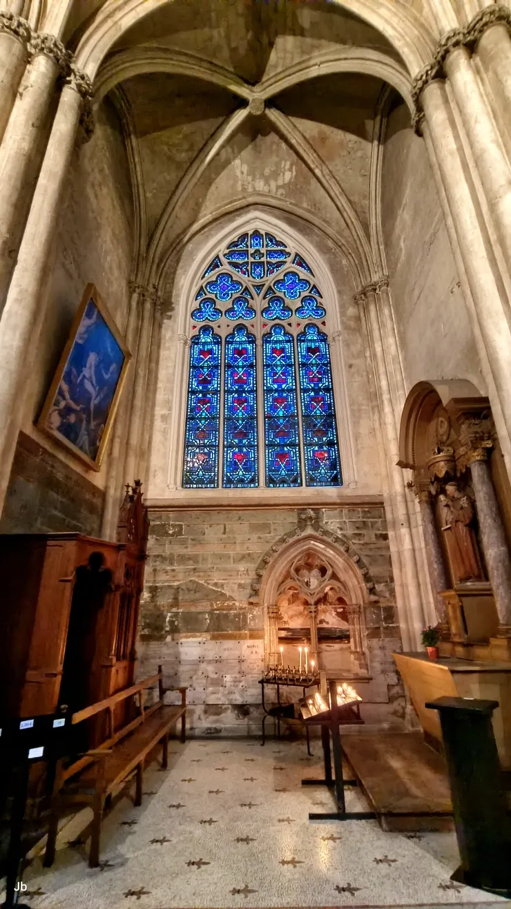 【要光有光彩色玻璃窗令人嘆嗟 仰之彌高無數拱柱連環接穹頂 祭壇與旁廳没繞完腦袋已打結】