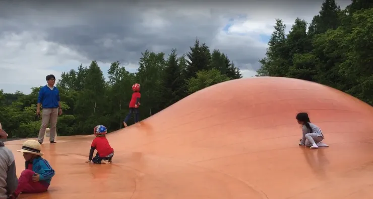 類似軟墊的區域,周邊會有志工提醒要戴安全帽