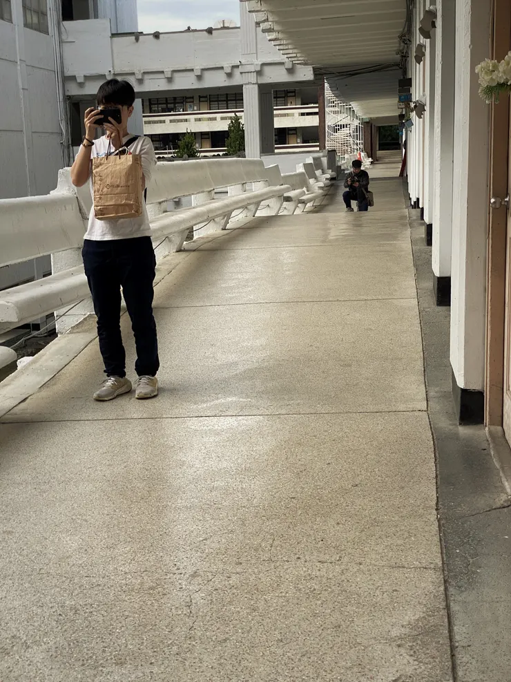 走在波浪大樓的走廊上，可以明顯感受到高低起伏。有沒有很想在上面玩滑板的感覺呢？