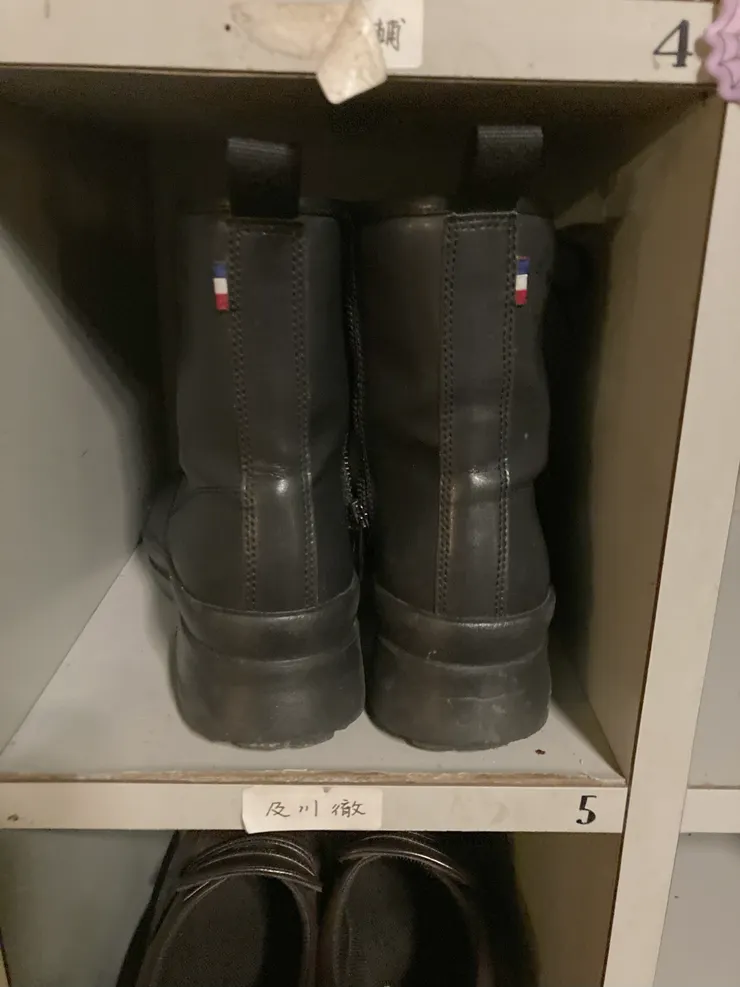 貼有姓名標籤的鞋櫃！！