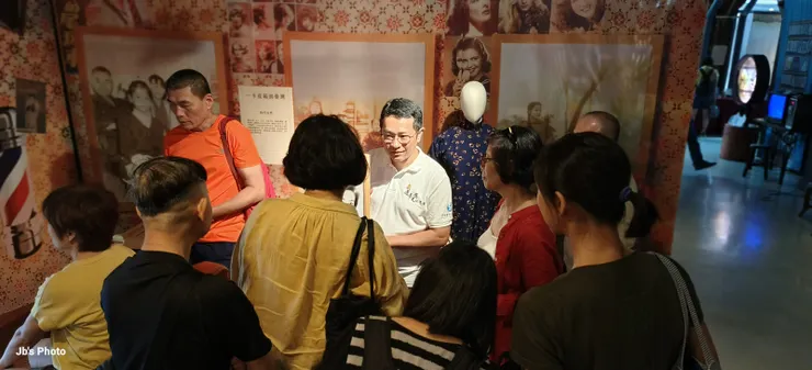 【范姜導覽,來到爾祥家的兩岸故事區。】