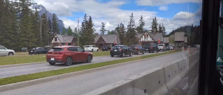 高速公路上排隊購買國家公園通行證的車輛