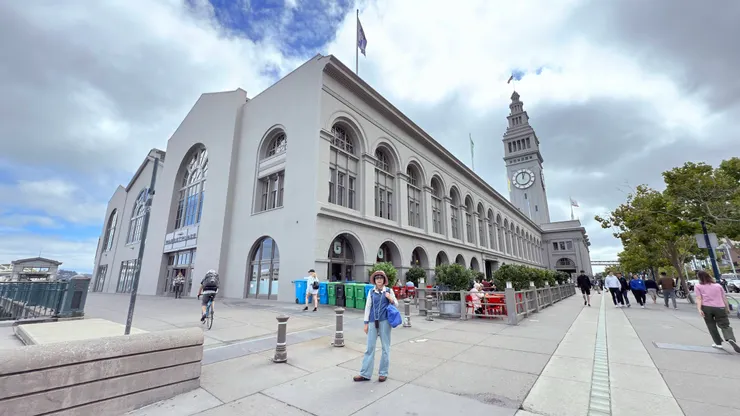 渡輪大廈鐘樓每個整點和半點， 都會發出「西敏寺鐘聲」。