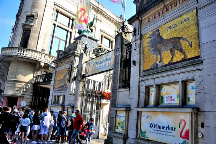 【隔壁動物園創立超過一百八十年 除卻珍禽異獸保護級廳舍亦可觀！入口側拍。】