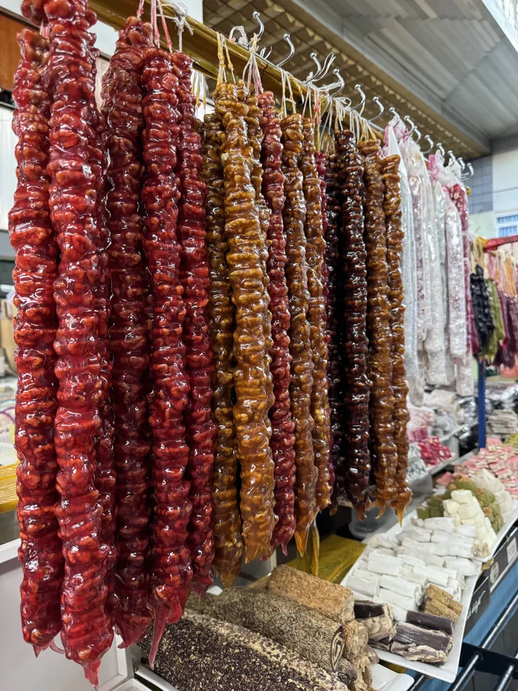 某種糖類製品，包裹堅果類的東西