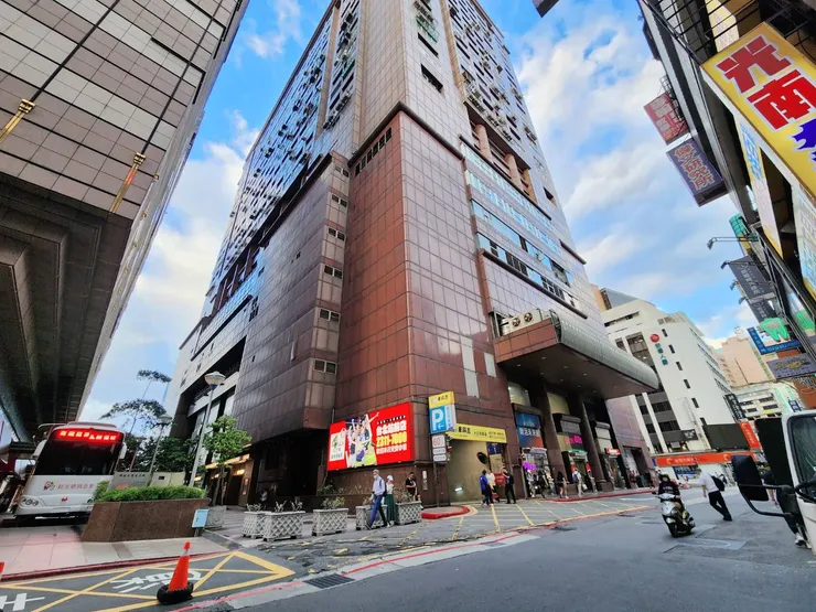 走到許昌街上過馬路就到北車站前許昌教室囉!真是無敵近