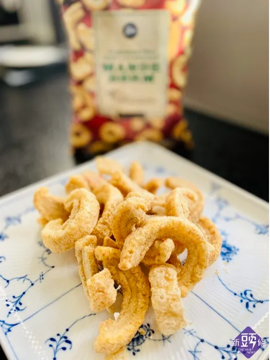 台灣的豬油渣拿來炒菜增加香氣，在泰國拿來作主菜的配菜食用，到了丹麥，豬油渣成了涮嘴零食