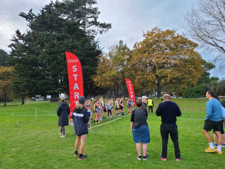 成年賽之前通常會有小朋友組，距離大多2-4km(依照年紀)，從小隨父母參加俱樂部耳濡目染，社團內也會有教練組織孩童平常的練習
