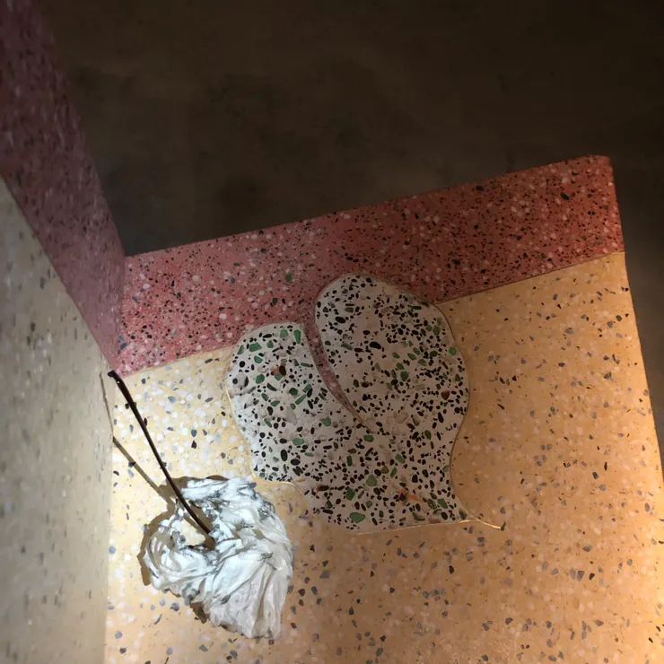 當要離開福利社、登上回到地面的階梯時，就會發現與思錡做的這座階梯有如孿生。作者拍攝。