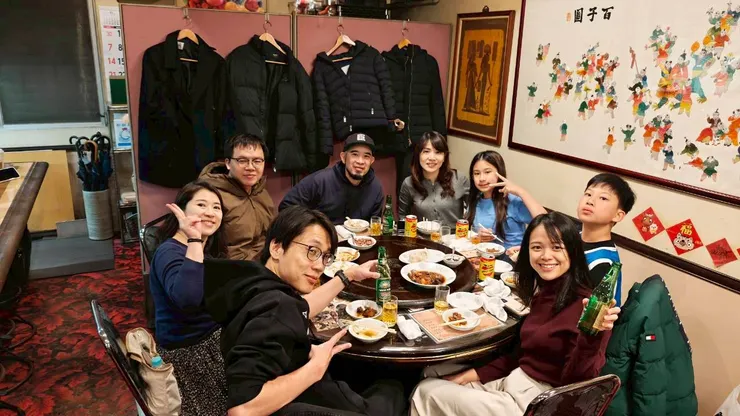 慶功宴一次坐滿三桌就可以感覺到大家朋友還是滿多的