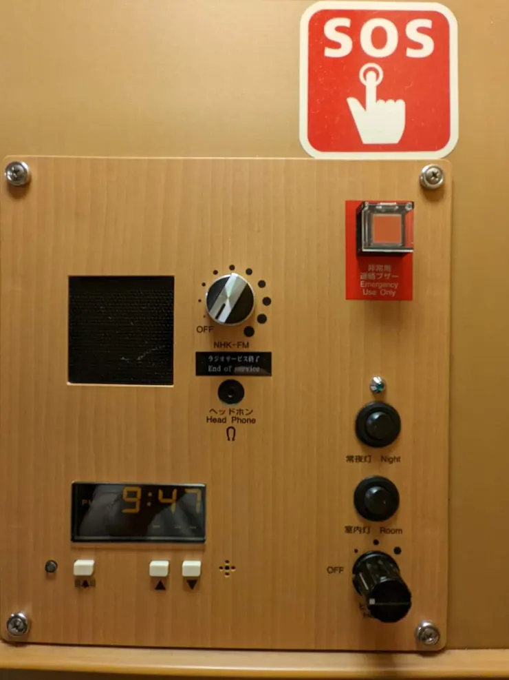 耳機孔停止服務。可以設鬧鐘。房內有緊急求援按鈕。大燈小燈。床下暖氣調整(車廂內空調是無法調整的,不開暖氣會很冷)