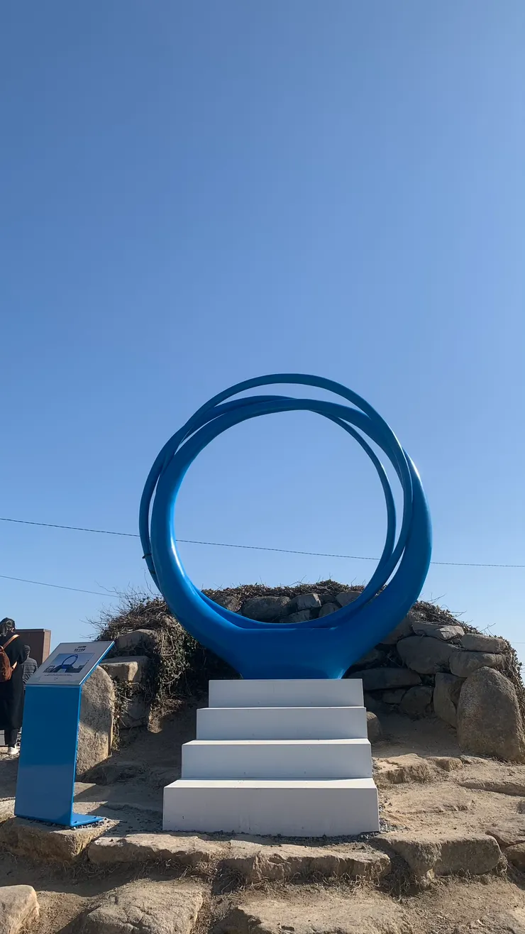 藍色圈圈跟藍天相呼應。