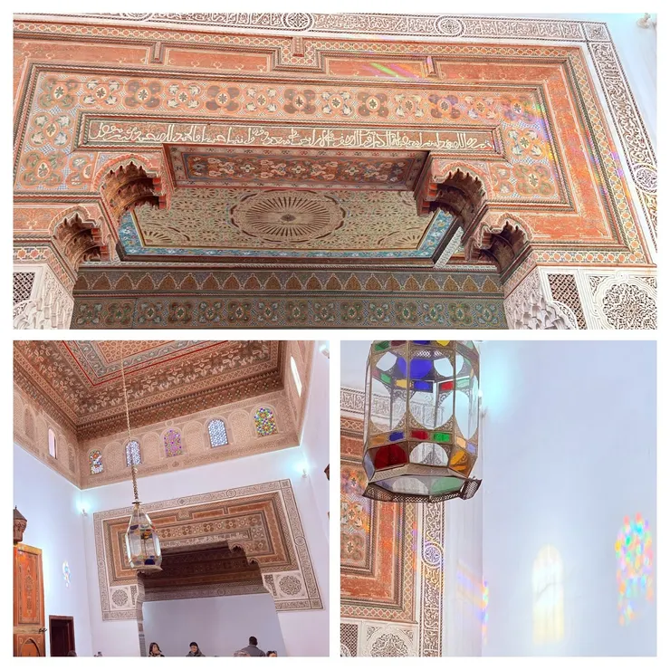 鑲嵌的燈投影出彩色的光