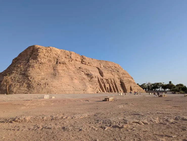 今日的阿布辛貝神廟外觀,應該很少人想到,它們身後的山體,其實是人造結構。攝於2025年。