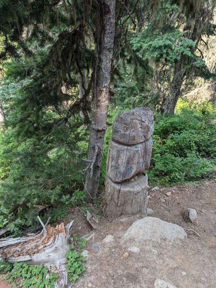 該不會那時候在Joffre Lakes Park拍的這隻木頭貓頭鷹是原住民雕刻的吧?